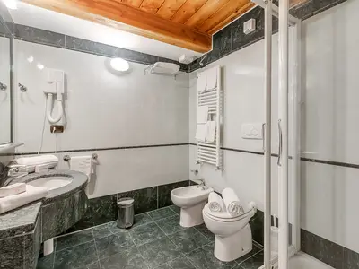 Badezimmer mit Dusche