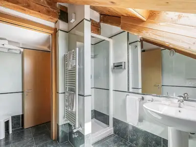 Badezimmer mit Dusche