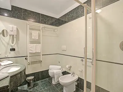 Badezimmer mit Dusche