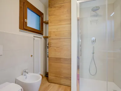 Badezimmer mit Dusche