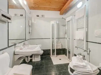 Badezimmer mit Dusche
