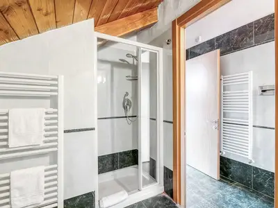 Badezimmer mit Dusche