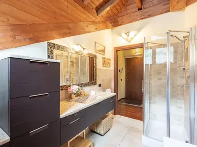 Badezimmer mit Dusche