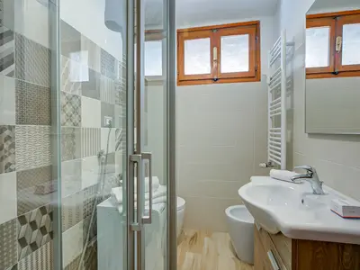 Badezimmer mit Dusche