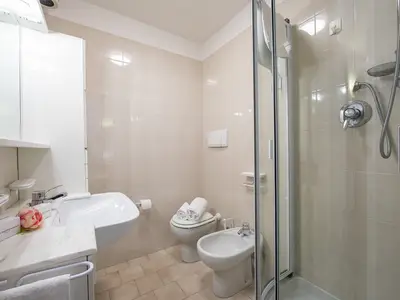 Badezimmer mit Dusche