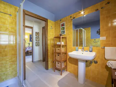 Badezimmer mit Dusche