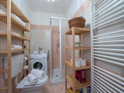 Badezimmer mit Dusche