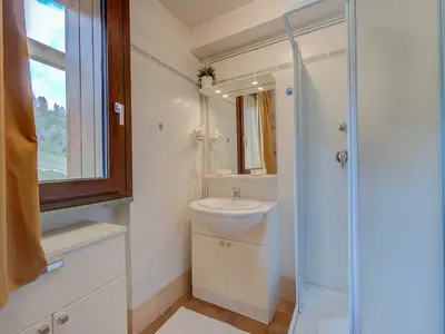 Badezimmer mit Dusche