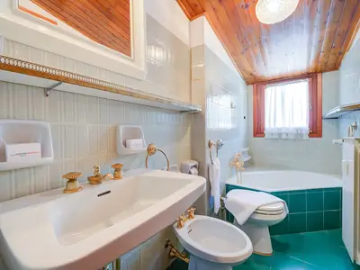 Badezimmer mit Badewanne