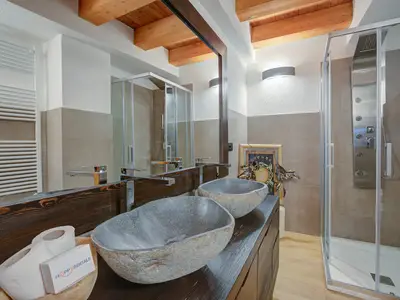 Badezimmer mit Dusche