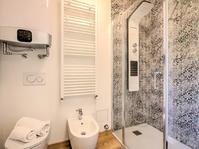 Badezimmer mit Dusche