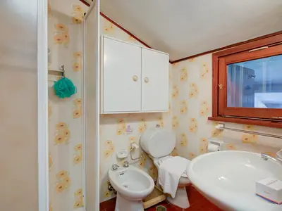 Badezimmer mit Dusche