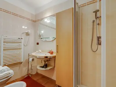 Badezimmer mit Dusche