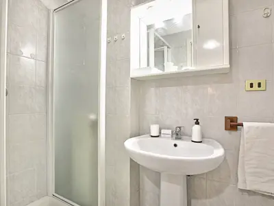 Badezimmer mit Dusche