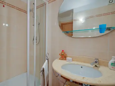 Badezimmer mit Dusche