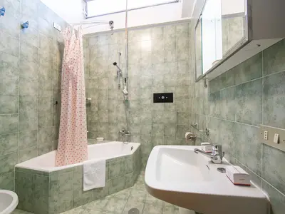 Badezimmer mit Badewanne