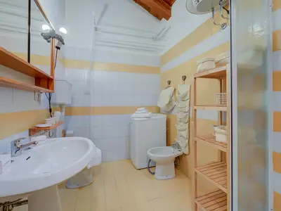 Badezimmer mit Dusche