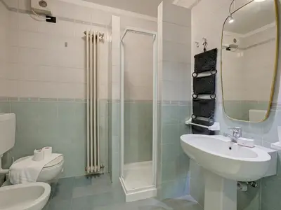 Badezimmer mit Dusche