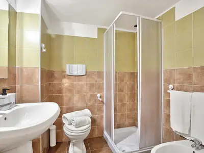Badezimmer mit Dusche