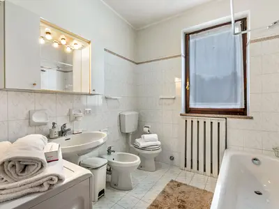 Badezimmer mit Badewanne