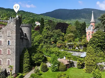 Das Schloss auf der rechten Seite wurde 1882 erbaut und beherbergte berühmte Persönlichkeiten wie Königin Victoria von England