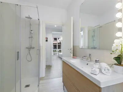 Badezimmer mit Dusche