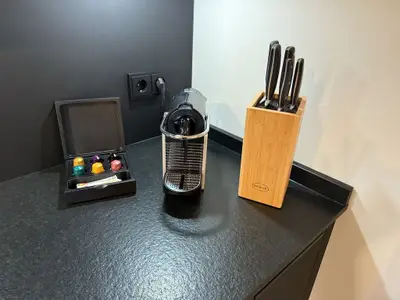 Küchendetail: Nespresso-Kaffeemaschine und Messerblock