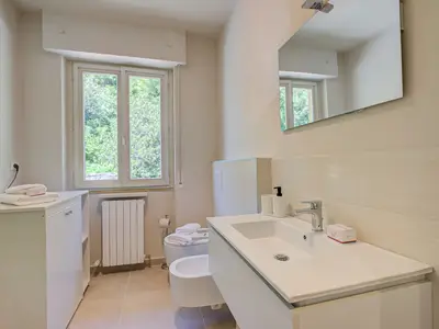 Badezimmer mit Dusche