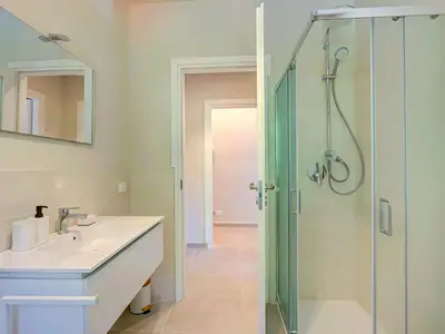 Badezimmer mit Dusche