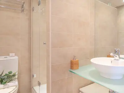 Badezimmer mit Dusche