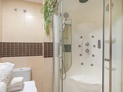 Badezimmer mit Dusche