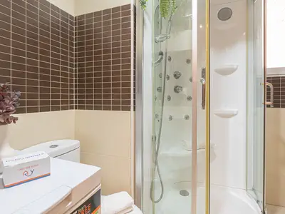 Badezimmer mit Dusche