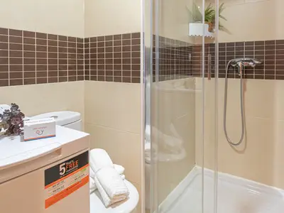 Badezimmer mit Dusche