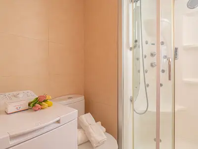 Badezimmer mit Dusche