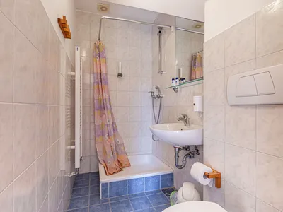 Badezimmer mit Dusche