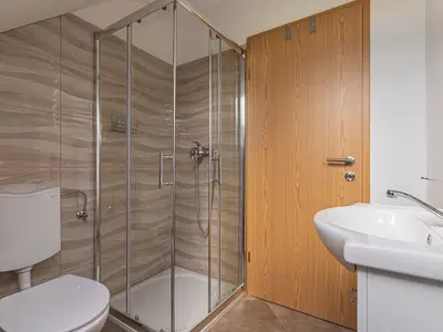 Badezimmer mit Dusche