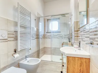 Badezimmer mit Dusche