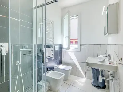 Badezimmer mit Dusche
