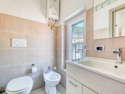 Badezimmer mit Dusche