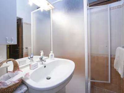 Badezimmer mit Dusche