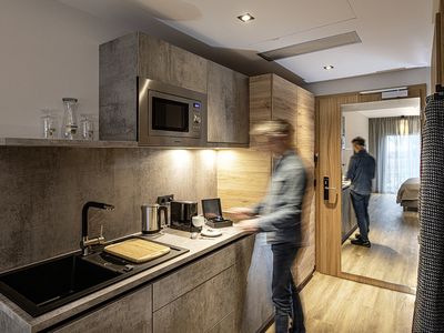 Die Küchenzeile des Business Apartments im ADORO Aparthotel in Bühl