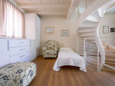 Das Hauptschlafzimmer hat ein drittes Einzelbett