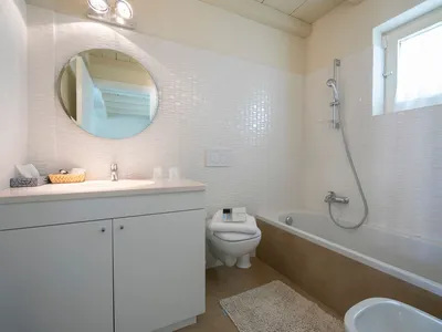 Das Badezimmer des Hauptschlafzimmers hat ein Waschbecken, ein Waschbecken und ein Bidet