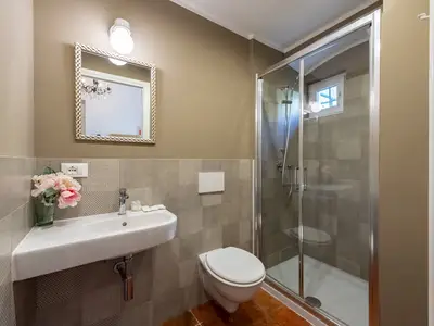 Badezimmer mit Dusche