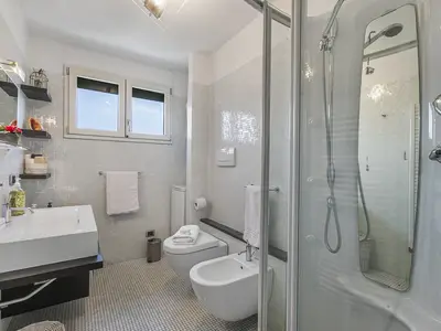 Badezimmer mit Dusche