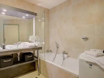 Badezimmer mit Badewanne