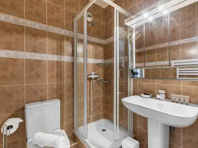 Badezimmer mit Dusche