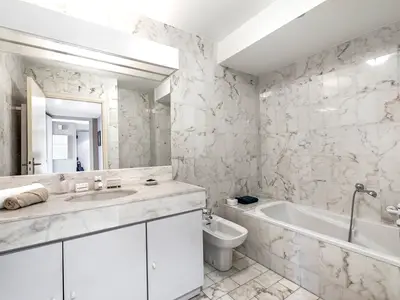 Badezimmer mit Badewanne