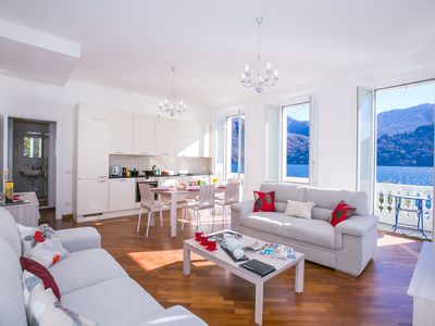 Wohnzimmer mit Zugang zum Balkon