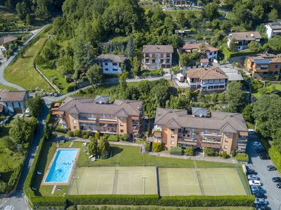 Drohne Foto Eigenschaft Schwimmbad in das Foto angezeigt